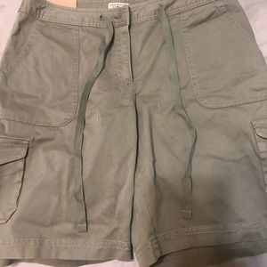 LL Bean size 8 regular knee length shorts NWT